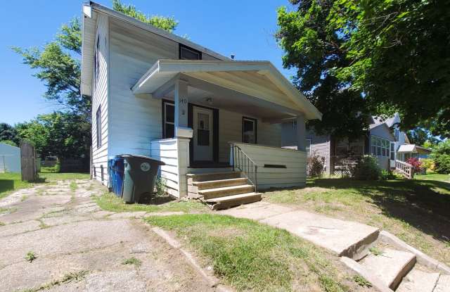 FOR RENT- 140 Moir *pets ok with conditions* photos photos