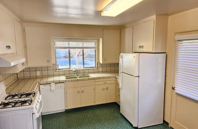 Charming 3 Bed 1.5 bath home in beautiful Leland Manor Neighborhood Available Now!!! Gallery 3
