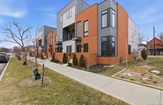 2744 Harrison Street Gallery 4