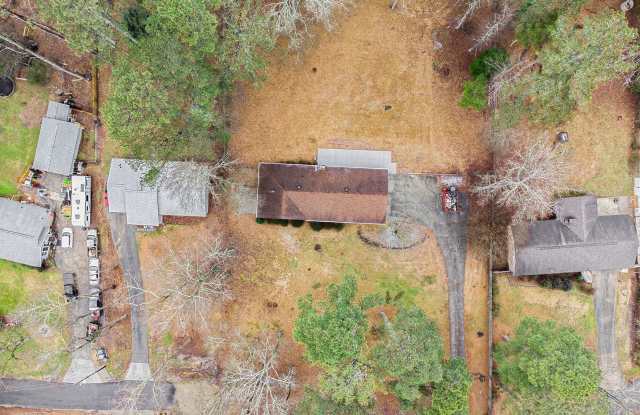 3 Bedroom 2 Bath Home w/ Massive Lot Gallery 3