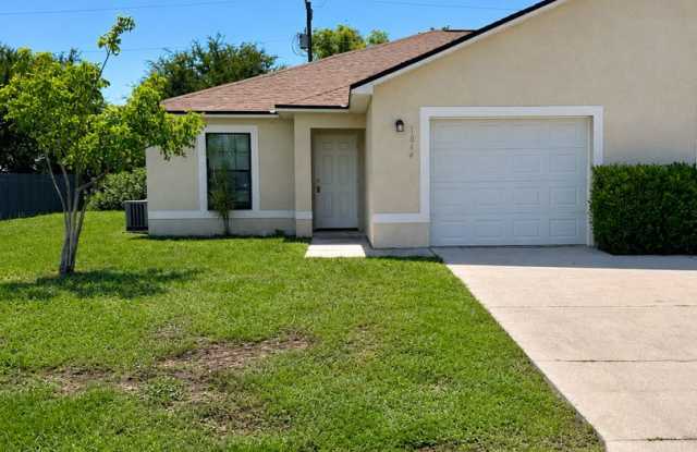 3BR/2BA Duplex with Garage | Pet Friendly | Lawn Care Included |Free Application photos photos