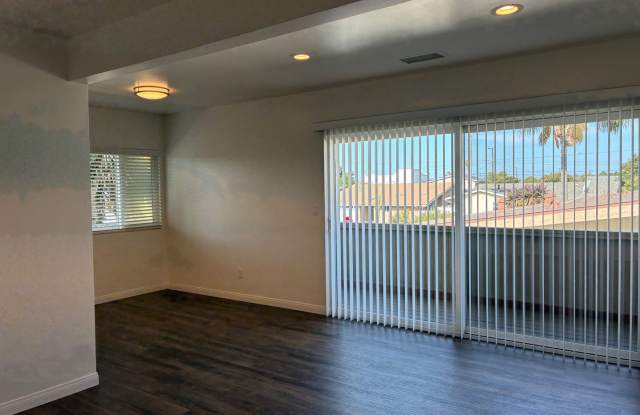 Gorgeous Updated 2 + 2 Midtown Apartment!  Located Upstairs Gallery 4
