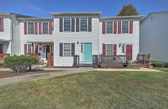 Charming Renovated 2 bedroom/ 3 bath Townhome Near Bristol Country Club – Prime Location! photos photos