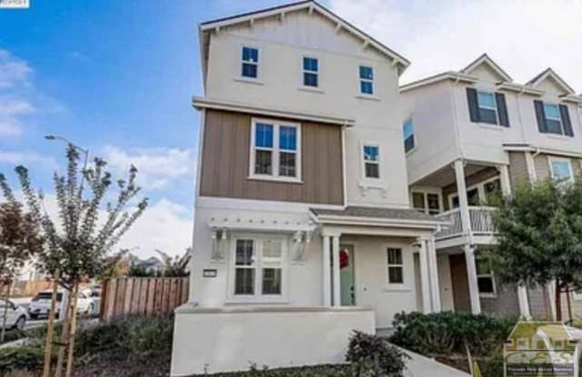Split level 4 bedroom 3 bath home in highly sought-after Newark Neighborhood photos photos