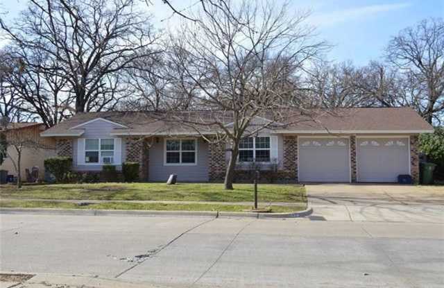 Awesome Home IN the Midcities - 120 Ravenswood Drive, Bedford, TX 76022