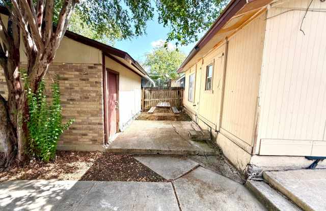 Charming 2-Bedroom Duplex with Fenced Backyard & Detached Garage! Gallery 3
