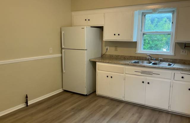4 Bedroom Single Family Home with off street parking Gallery 1