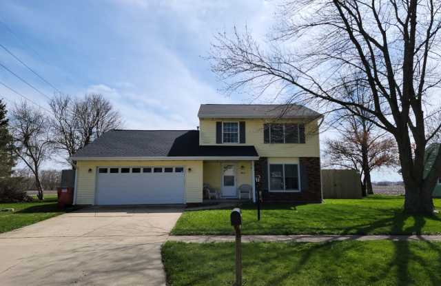Great 2-level on Champaign Outskirts photos photos