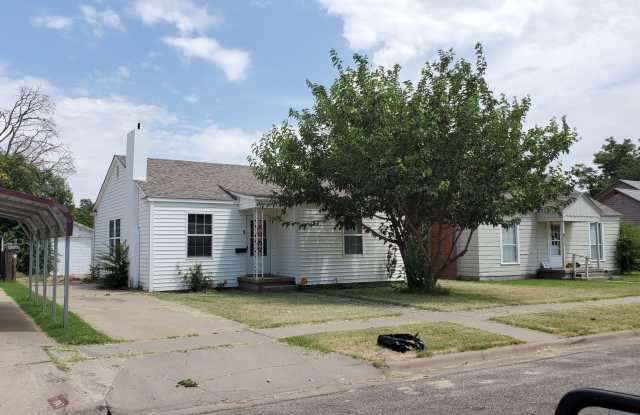 Charming 2-Bedroom Home with Attached Garage for Rent Gallery 1