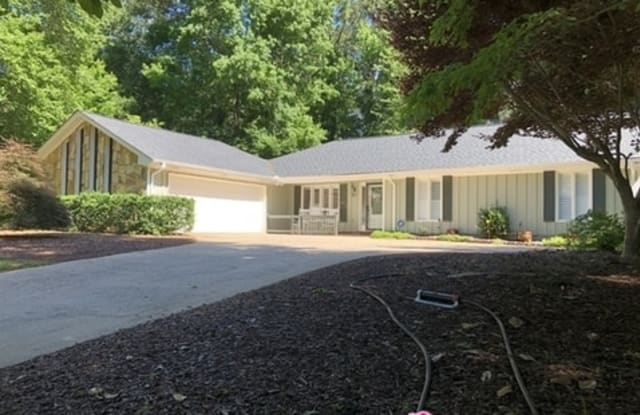 400 Saddle Horn Cir - 400 Saddle Horn Circle, Roswell, GA 30076
