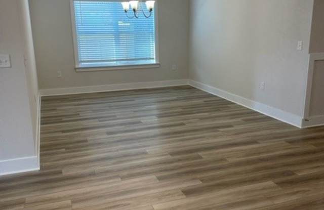 3 Bedroom/2 Bathroom with Office Minutes from Local Beach! Gallery 4