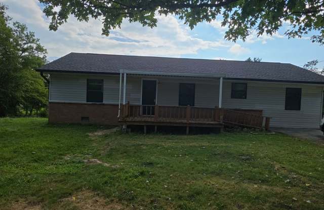 Single-Level 3 Bedroom Home with Hardwood Floors, Stainless Appliances, and Backyard in Crossville photos photos