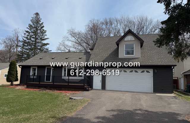Roseville House in Secluded Midland Hills, Updated Kitchen, Large Primary Suite, Family Room photos photos