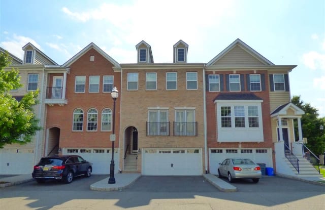 42 CREEKSIDE COURT - 42 Creekside Ct, Secaucus, NJ 07094