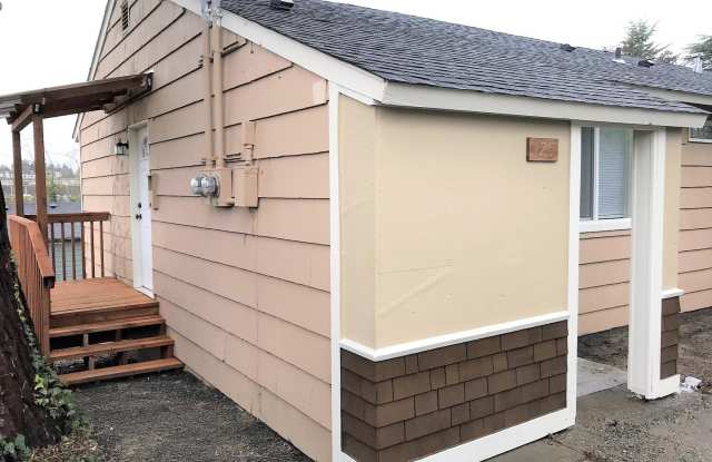 Sheridan Park/ East Bremerton 1 bed 1 bath duplex cottage - 125 Acorn Street, Bremerton, WA 98310