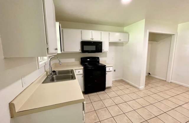 3 Bedroom / 1 Bath in Apartment in Truman Available Now! Gallery 3