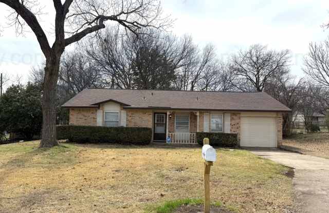 AVAILABLE NOW!!! Lovely 3-Bedroom 1.5-Bathroom in Duncanville - Two blocks from the Duncanville High school - 710 Upland Lane, Duncanville, TX 75116