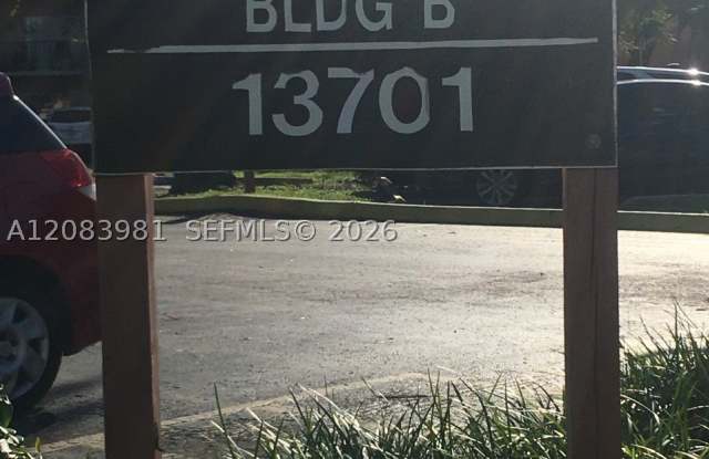13701 Kendale Lakes Cir Gallery 1