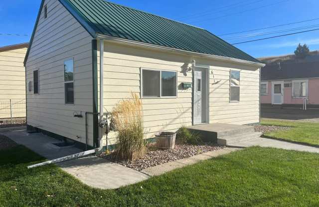 Charming 3 Bedroom Home with Garage photos photos