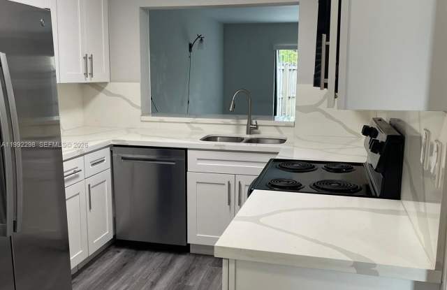 301 Palm Cir E photos photos