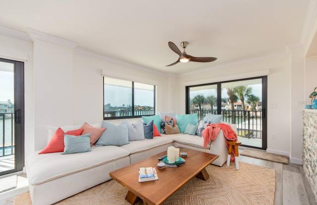 240 SAND KEY ESTATES Drive Gallery 4