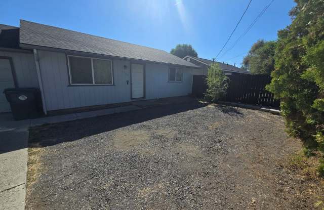 READY NOW. Huge backyard, lovely two bedroom, one bath home. W/D hook ups, close to schools, shopping and downtown Redmond. photos photos