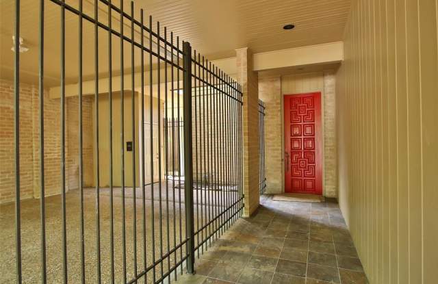24 Bayou Shadows Street Gallery 4