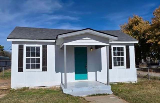 Move in special!! An adorable 3 bedroom home in Purcell - 703 West Phillips Street, Purcell, OK 73080