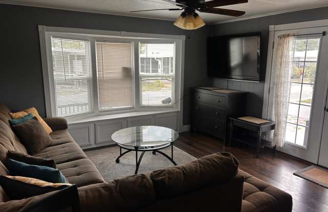Charming 2-Bedroom Home in Largo – 55+ community Gallery 3