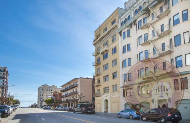 Pacific Heights - 1 BR, 2 BA Penthouse Condo 1,500 Sq. Ft. - 3D Virtual Tour, Views, Sunroom - 2265 Broadway, San Francisco, CA 94115