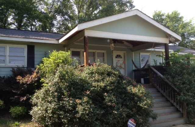 Cozy 4- bedroom house right by the loop! Gallery 4