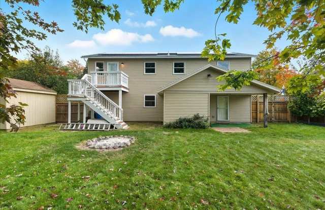 Gorgeous 5BR Home with Multi‑Level Living, Storage Loft, and 7 Parking Spaces Gallery 3