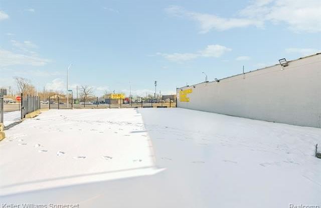 10333 GRATIOT Avenue Gallery 3