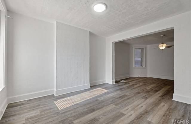 2703 N Spring Avenue Gallery 4
