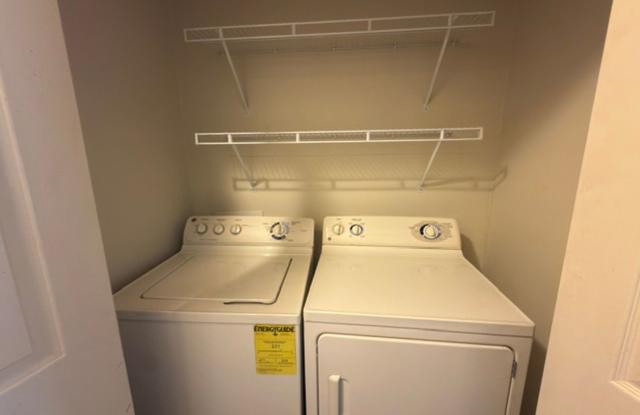 Spacious 2 Bed / 2 Bath Apartment Near EIU Campus Gallery 4