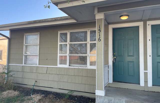 1/2 off first months rent-Cute 2/1 duplex-Freshly painted, wood floors, WD connections photos photos