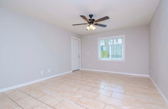 2/2 Condo Downstairs in Heart of Brandon @ The Hamptons of Brandon Gallery 1