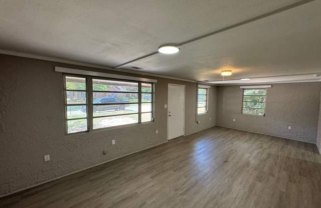 3 Bedroom 1 Bath House - Griffin Gallery 4