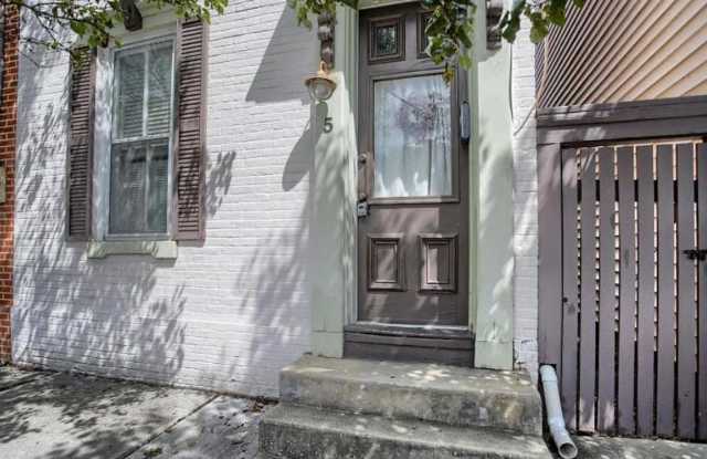 Fully Furnished beautifully updated home Gallery 4