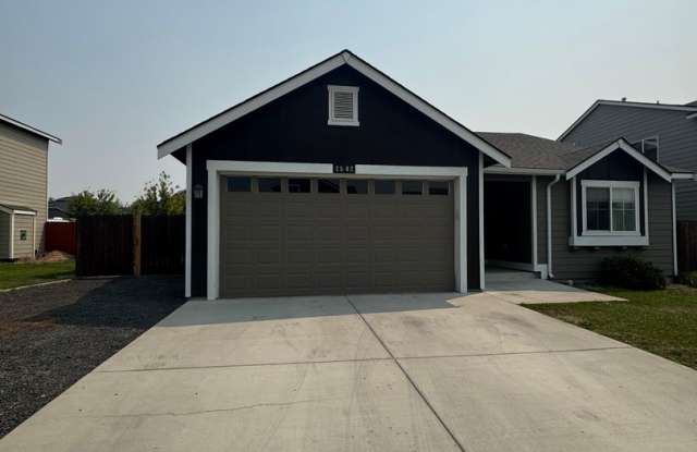 Quiet 3 Bed Home with Fenced Yard Gallery 3