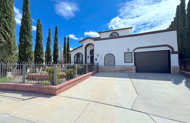 East El Paso 4bed/3.5bath Refrig A/C with Casita Perfect for Large Families! Gallery 1