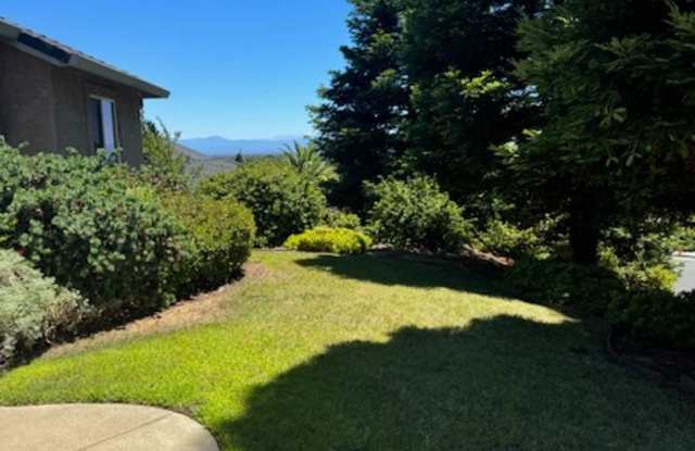 3 Bedroom Shasta Lake Home with Large Fenced Back Yard- Pets Considered Gallery 3