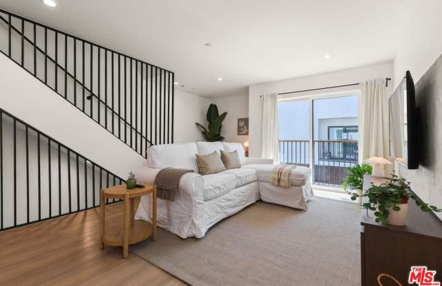 843 N Mariposa Ave unit: 2 photos photos