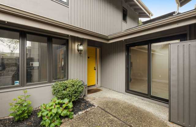 4Bd/3Ba Bellevue Townhome Gallery 3