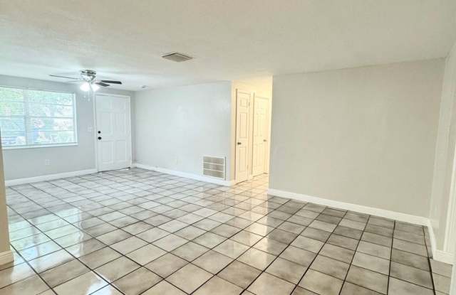 4/2 Single-family home, AVAILABLE NOW! photos photos