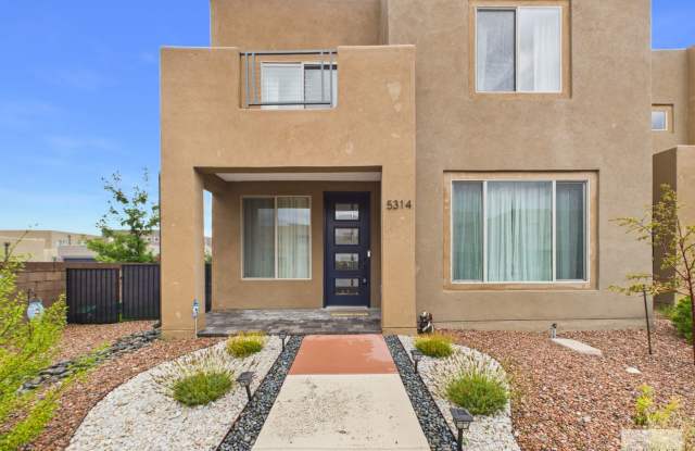 Pulte Townhome with Multiple Upgrades Gallery 3