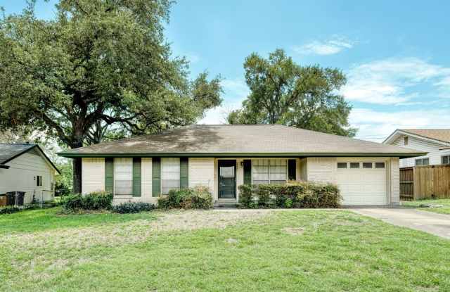 Nice 3 bed, 2 bath home with 1 car garage on tree shaded lot! photos photos