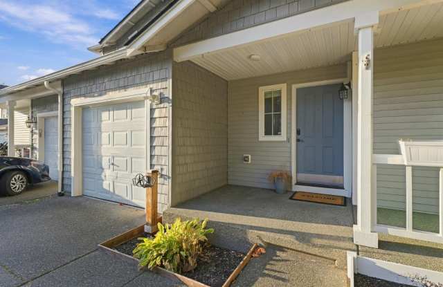 Spacious Maple Valley Townhome with Private Fenced Backyard & A/C Gallery 3