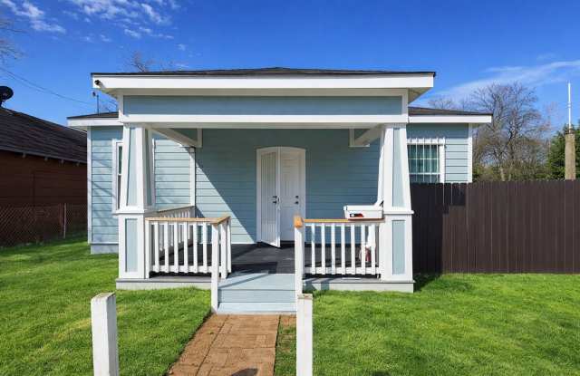 Newly Remodeled 3-Bedroom Home with Open Layout  Fenced Backyard in Dallas - 2715 Dathe Street, Dallas, TX 75215