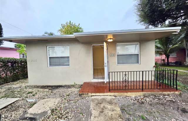 422 NE 166th St - 422 Northeast 166th Street, Golden Glades, FL 33162